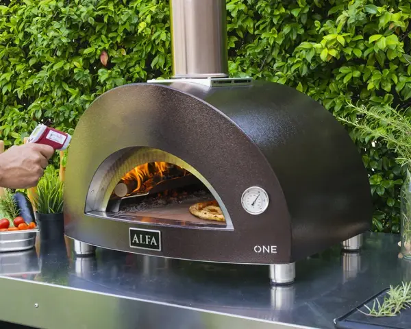 Jakie drewno do pieca do pizzy? Odkryj najlepsze gatunki dla smaku