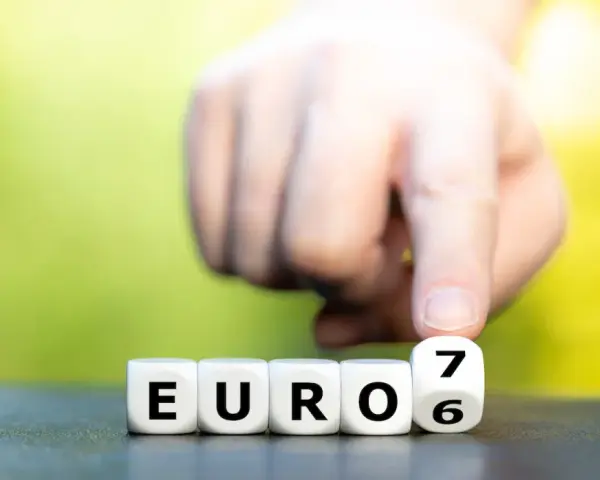 Dłoń przesuwa kostkę z cyfrą 7, tworząc napis "EURO 6".