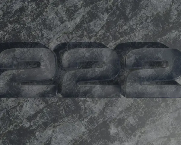 Trzy przezroczyste cyfry 2, ułożone obok siebie na kamiennym tle. Liczba 2222 ma znaczenie w numerologii, symbolizując równowagę i harmonię.