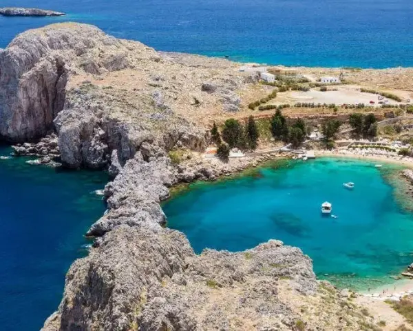 Ile trwa lot na Rodos? Czas przelotu z Polski i ważne informacje