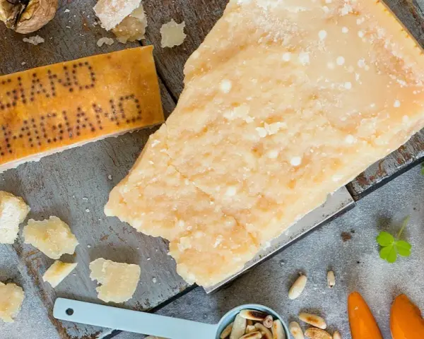 Parmezan z jakiego mleka? Odkryj tajemnice jego pochodzenia