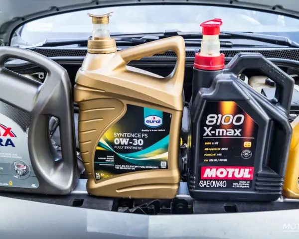 Producent olejów silnikowych: cztery różne marki (Shell, Eurol, Motul, Havoline) w opakowaniach gotowe do użycia.