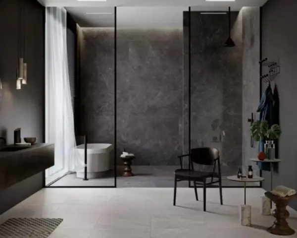Bagno moderno con vasca freestanding e docce senza piatto, pareti in gres effetto marmo, arredi minimalisti e illuminazione soffusa.