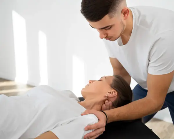 Masażysta wykonuje terapię manualną. Zastanawiasz się, ile zarabia masażysta?