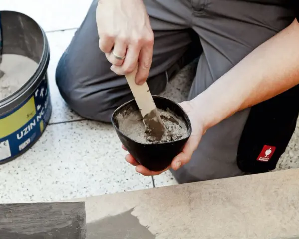 Przygotowanie masy do klejenia. Oto jak położyć linoleum na deski, mieszając klej.