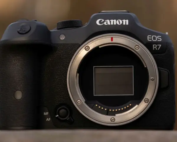 Canon EOS R7 – doskonały aparat dla pasjonatów fotografii. Sprawdź jego atrakcyjną canon r7 cena i możliwości.