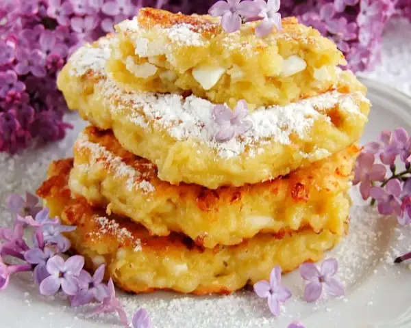 Fit placuszki z serka wiejskiego i banana, posypane cukrem pudrem i ozdobione bzem. Pyszne i zdrowe!