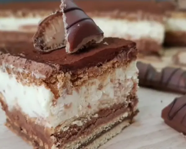 Pyszne ciasto Kinder Bueno z kremem i czekoladą, idealne na deser.