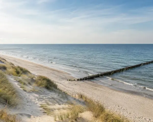 Piękne, piaszczyste plaże i spokojne morze. Idealne miejsce na wakacje nad Bałtykiem, gdzie można odpocząć od zgiełku.