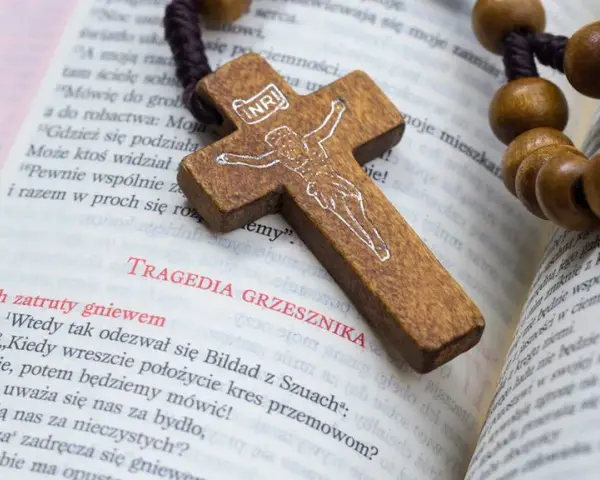 Kiedy powstała księga hioba? Odkryj jej tajemnice i historię