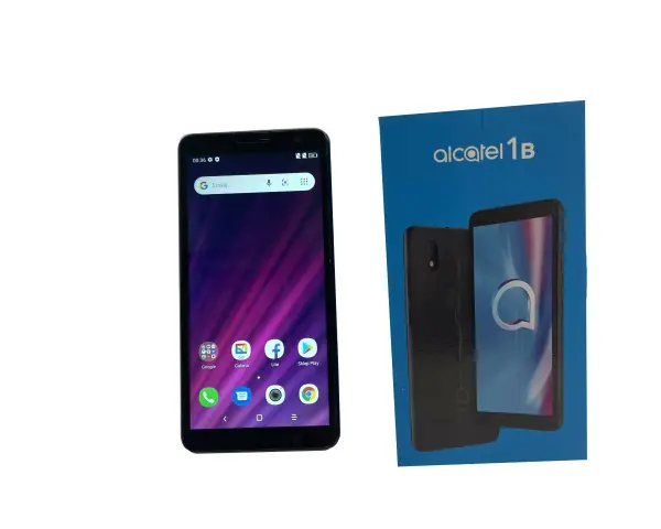 Smartfon Alcatel 1 B z fioletową tapetą i ikonami aplikacji, obok niebieskie pudełko z tym samym modelem telefonu.