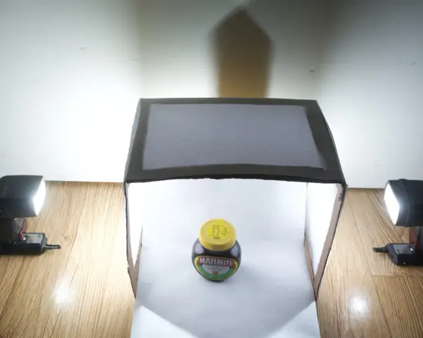 Słoik Marmite w domowym namiocie bezcieniowym DIY, oświetlony lampami błyskowymi.