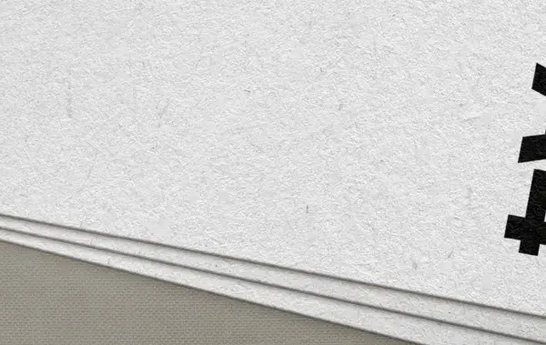 En stapel papper i A4 storlek mm, med texten "A4" tryckt i svart på det översta arket.