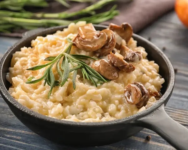 Cremoso risotto de champiñones, con romero fresco. El mejor arroz para risotto, cremoso y delicioso.