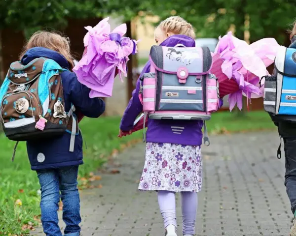 Drei Kinder mit Schultüten und Ranzen auf dem Weg zur Einschulung Niedersachsen 2026.