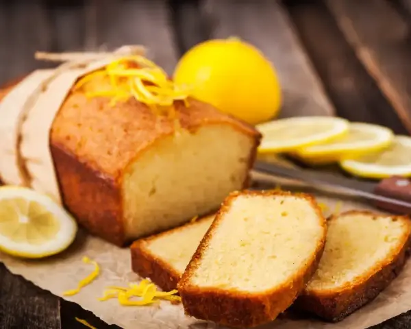 Babka piaskowa przepis babci: puszysty, cytrynowy keks z kandyzowaną skórką, podany z plasterkami cytryny.