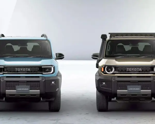 Dwa nowe modele toyoty jeep, jeden błękitny, drugi złoty, prezentują odważny design i gotowość do przygód.