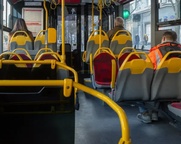 Jak sprawdzić rozkład jazdy autobusów w Warszawie? Podróżuj bez stresu!