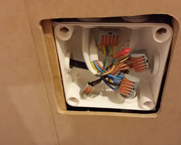Instalacja elektryczna w puszce: jak rozdzielić kabel elektryczny na dwa za pomocą złączek.