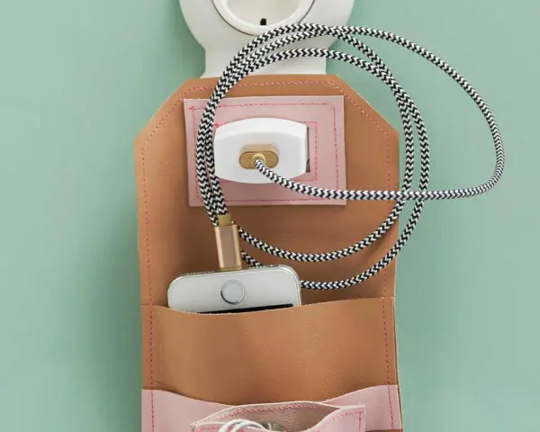 Patron couture pour coudre une pochette en cuir et tissu pour téléphone portable, avec câble et prise.