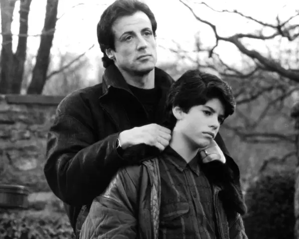 Sylvester Stallone con uno dei suoi figli, un momento di riflessione tra padre e figlio.