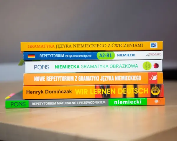 Stos książek do nauki niemieckiego: "Gramatyka języka niemieckiego", "Repetytorium", "Wir lernen Deutsch". Gotowe lekcje niemieckiego czekają!