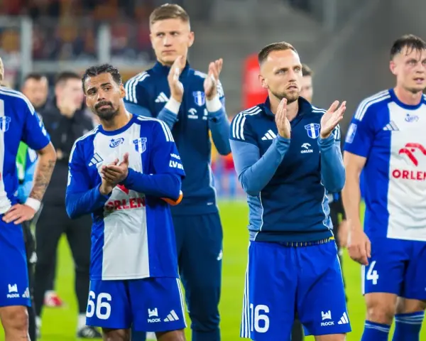 Piłkarze Wisły Płock w niebieskich strojach, z numerami 66 i 16, klaszczą. To może być moment po meczu, a kibice czekają na wieści o wisła płock transfery.