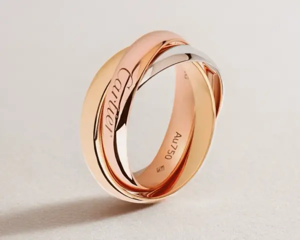 Bague Trinity de Cartier en or rose, or jaune et or blanc, gravée du poinçon cheval.