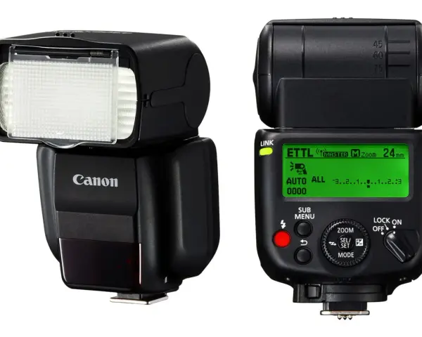 Deux flashs Canon, l'un montrant la tête du flash et l'autre le panneau de contrôle avec l'indication "ETTL" et "utilisation flash cobra".