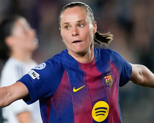Piłkarka FC Barcelona w akcji, być może na drodze do zdobycia złotej piłki kobiet.