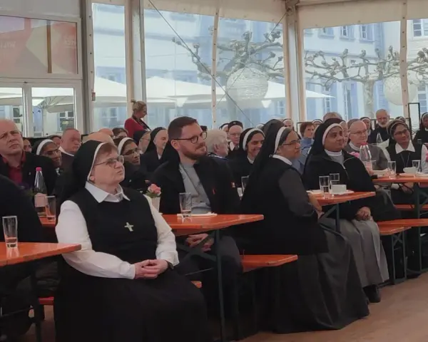Versammlung von Ordensschwestern und Geistlichen, die auf einer Liste katholischer Orden stehen könnten.