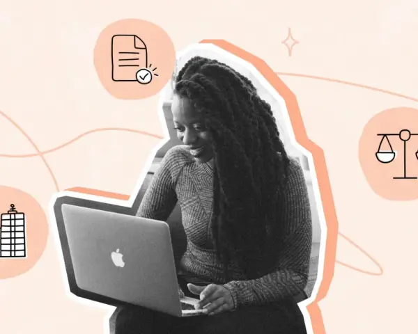 Mujer trabajando en laptop, rodeada de iconos que representan los pasos para crear una empresa: edificio, documento con visto bueno y balanza.