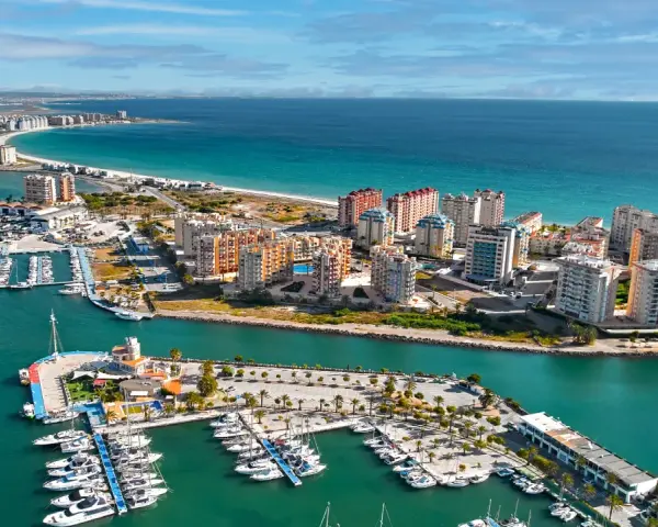 Widok na la Manga, Hiszpania: luksusowe apartamenty i pełen jachtów port nad turkusowym morzem.