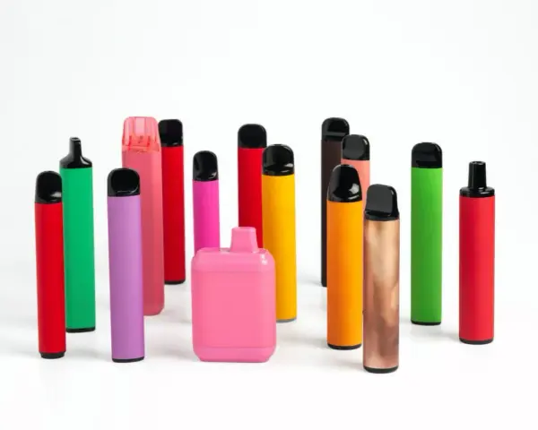 Un surtido de vapers desechables de colores vibrantes. La pregunta sobre cual es el vaper mas sano queda abierta ante esta variedad.