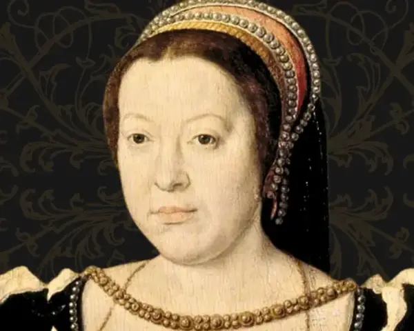 Portrait de Catherine de Médicis jeune, parée d'une coiffe ornée de perles et d'un collier précieux, sur fond ornemental sombre.