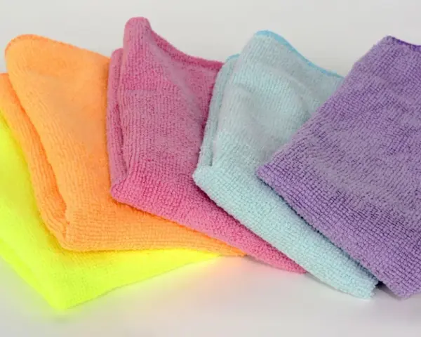 Bunte Mikrofasertücher, die sich perfekt zum Reinigen eignen. Was ist Mikrofasertuch? Feine Fasern, die Schmutz und Staub binden.