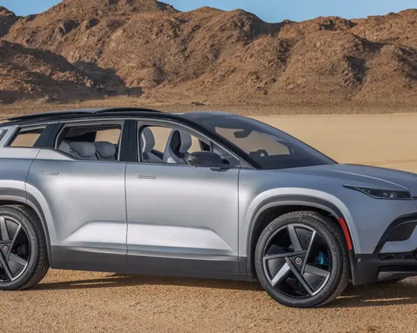 Srebrny Fisker Ocean stoi na pustynnym tle.