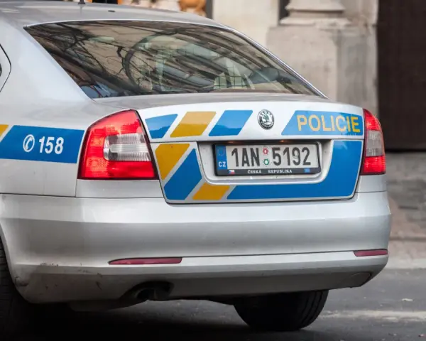 Tylna część srebrnego radiowozu z napisem "POLICIE" i numerem rejestracyjnym 1AN 5192. Widać też numer alarmowy 158.