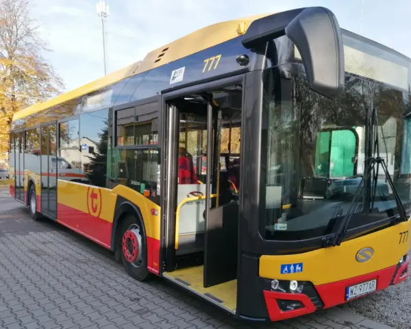 Autobus KML 777 z otwartymi drzwiami, gotowy do odjazdu. Sprawdź kmł rozkład jazdy i wsiadaj!