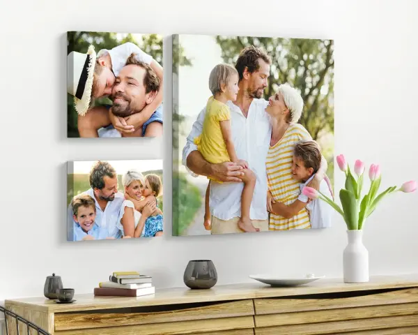 Trois toiles format 20f présentent une famille heureuse. Sur la plus grande, les parents câlinent leurs enfants. Une autre montre un père et son fils, et la troisième, une famille souriante.