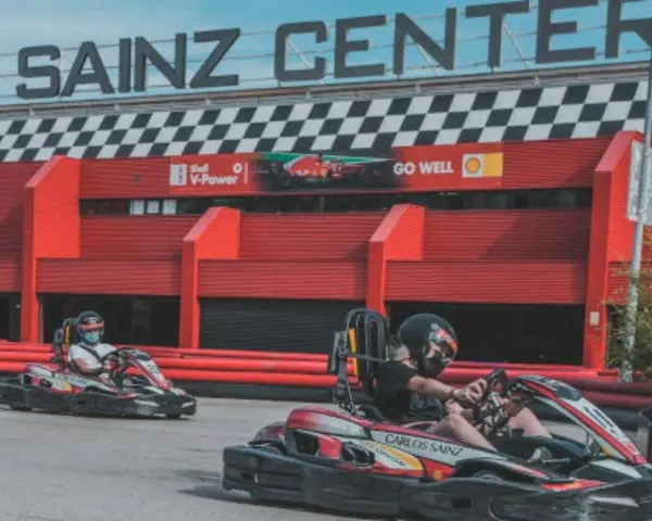 Niños compiten en karts en el Carlos Sainz Center, sintiendo la emoción de las carreras.