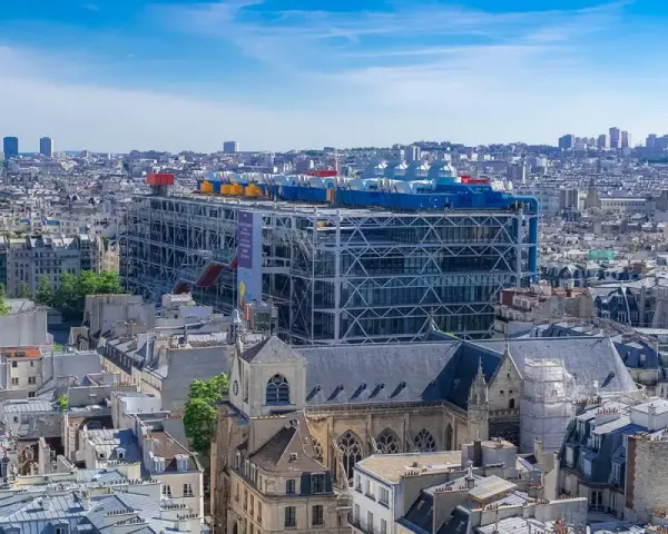 Vista aérea de París con el **Centro Pompidou** destacando entre los tejados.