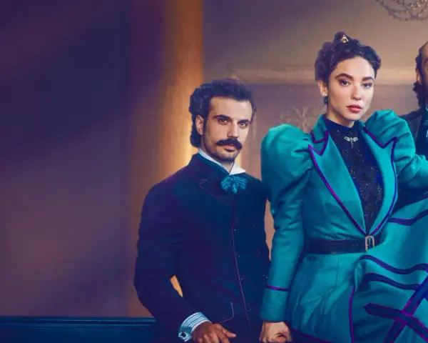 I personaggi della serie Lidia Poet, in abiti d'epoca, posano con eleganza.