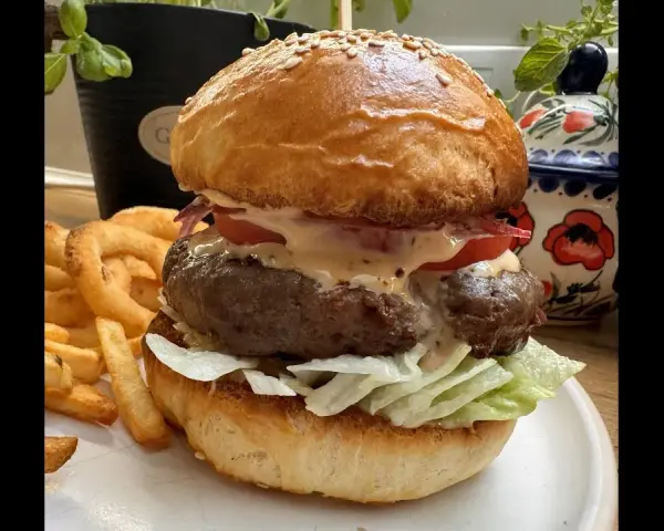 Jak zrobić burgery wołowe, które zachwycą smakiem i soczystością