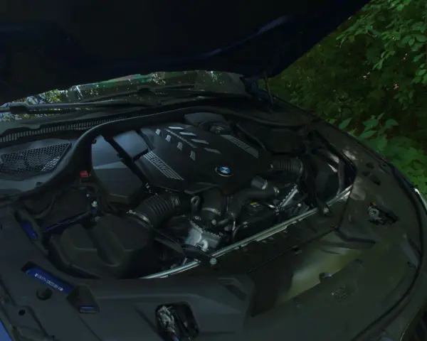 Silnik BMW z napisem "M Performance" gotowy do generowania potężnego momentu obrotowego.