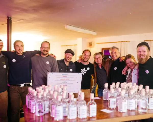 Gruppe feiert mit vielen Flaschen norddeutscher Schnaps.