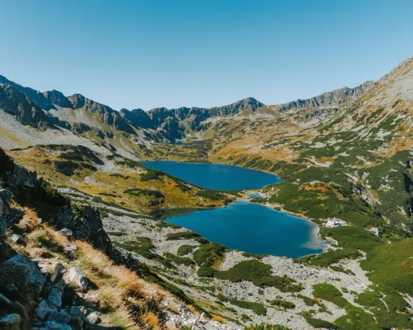 Widok na Tatry Wysokie, gdzie morskie oko trasa prowadzi przez malownicze doliny z jeziorami.