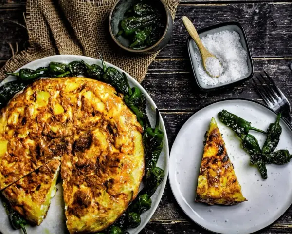 Spanische Tortilla mit Kartoffeln und Paprika, ein köstliches spanische Tortilla Rezept, serviert mit Salz und Pimientos de Padrón.