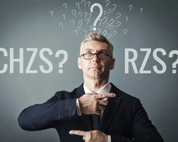 Mężczyzna w garniturze zastanawia się nad objawami zapalenia stawów: CHZS czy RZS?