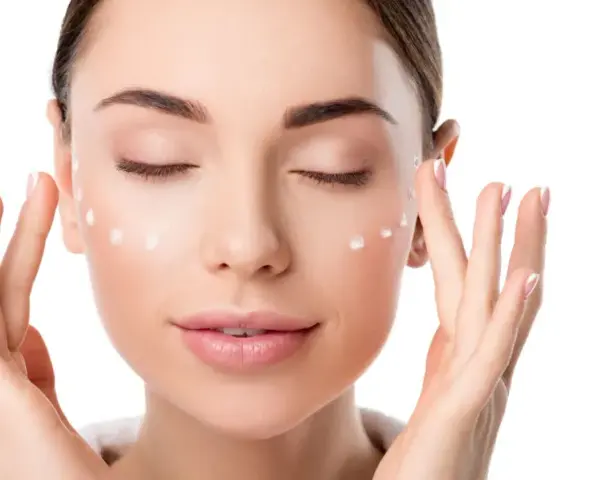 Frau trägt Creme auf, die Frage nach der richtigen retinol welche konzentration ist wichtig für die Hautpflege.